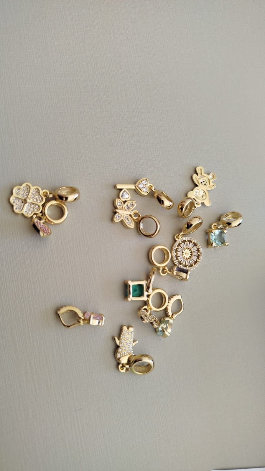 Berloque O. Cravejas, Pedras ou Plaquinhas