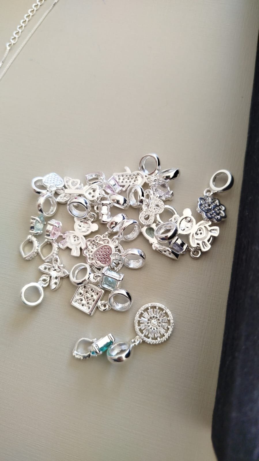 Berloque P. Cravejas, Pedras ou Plaquinhas