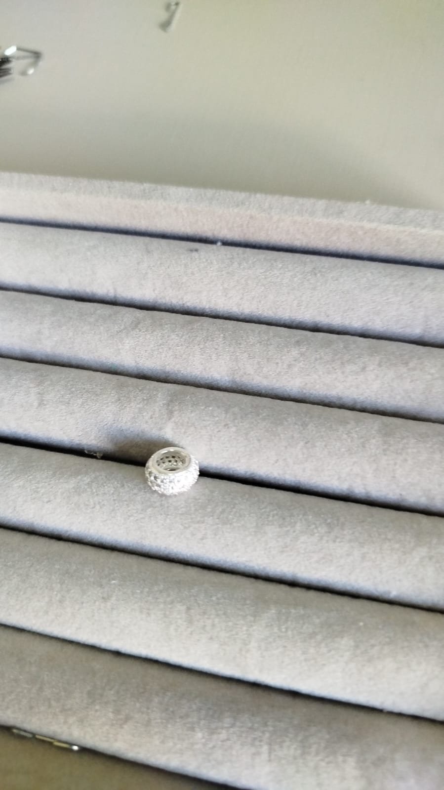 Berloque P. separador abaulado zirc. crav.