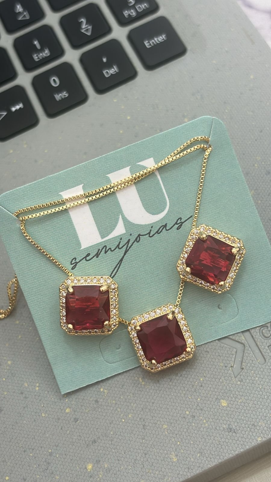 Conj.O quadrado rubi