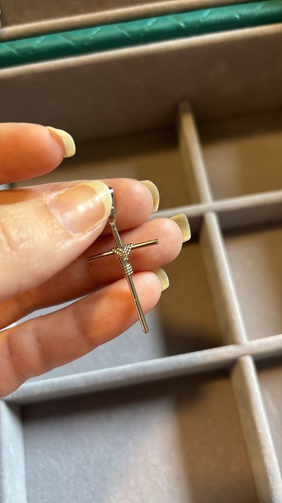 M.A.I Crucifixo fino