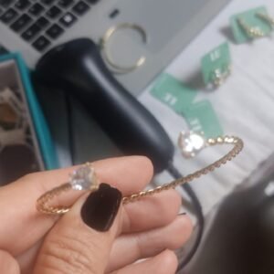 Bracelete O. torcido pedras