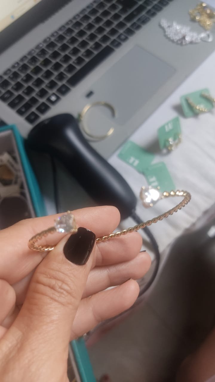 Bracelete O. torcido pedras