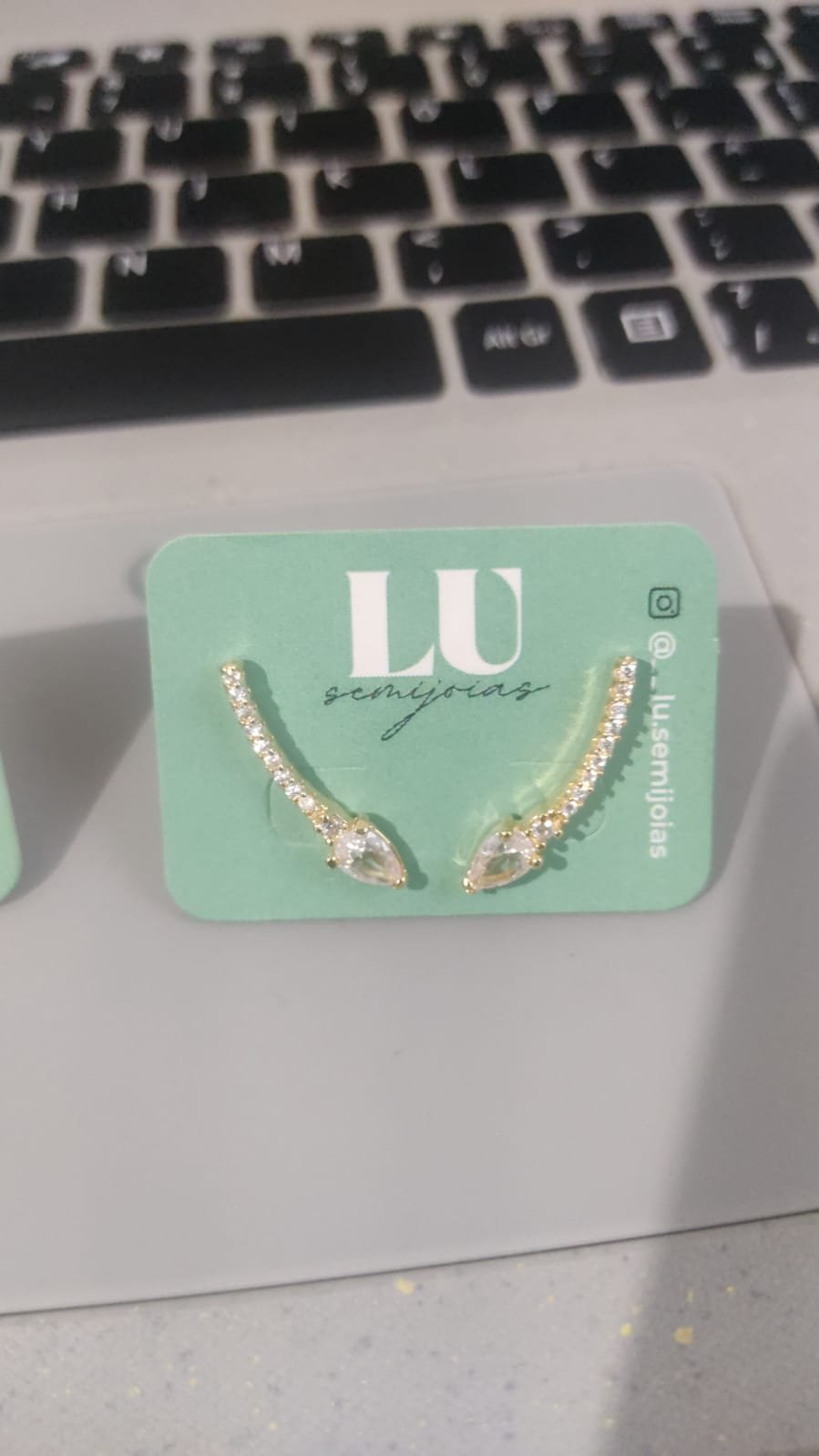 B.O ear cuff gota deitada cristal e zirc. crav.