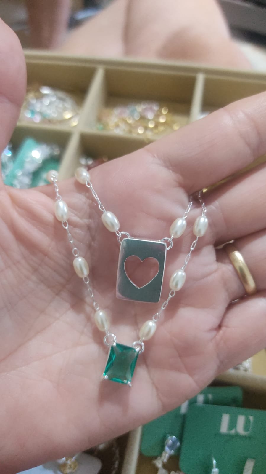 Escapulário P. perolas arroz + esmeralda