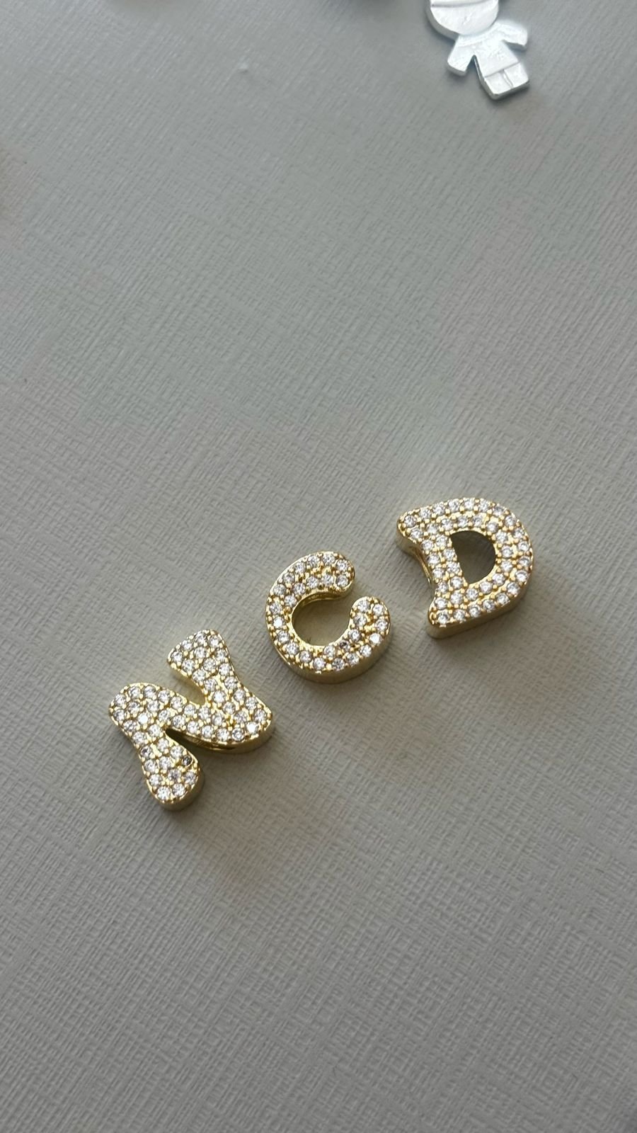 M.O letrinhas zirc. crav. 1 cm