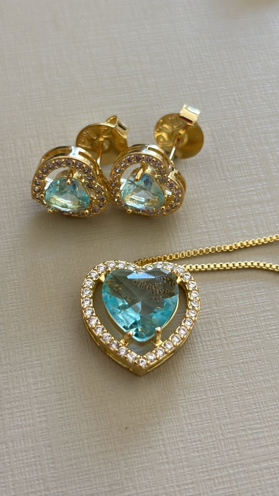 Conj.o coração zirc. crav. (pedra rubi e aqua)