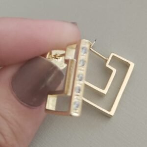 B.O argola quadrada vazada com zirc.