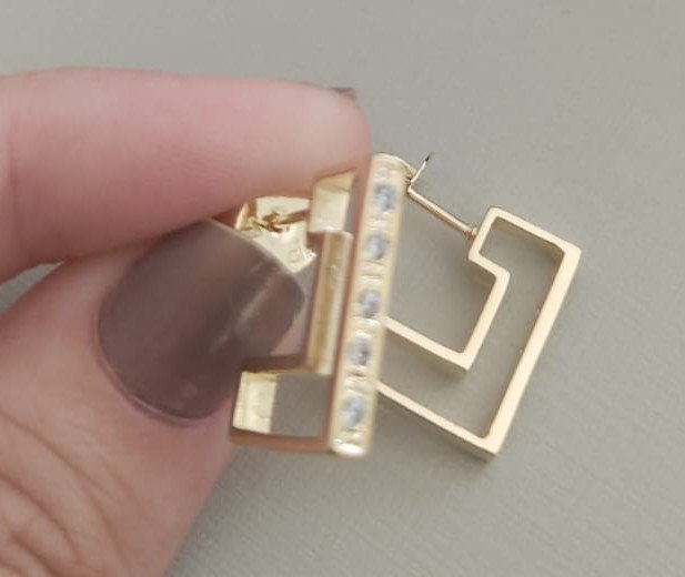 B.O argola quadrada vazada com zirc.