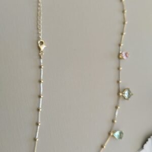 Gar.O delicado bolinhas e pedras claras