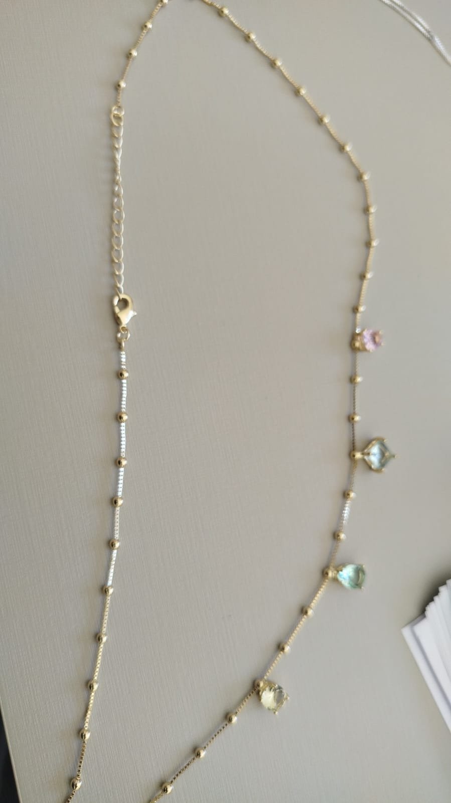 Gar.O delicado bolinhas e pedras claras