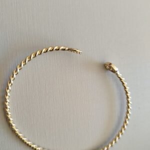 Bracelete O. torcido com detalhe cravejado