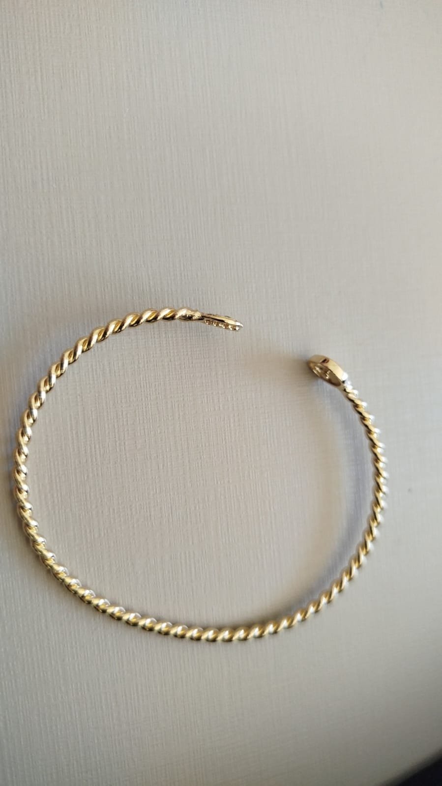 Bracelete O. torcido com detalhe cravejado