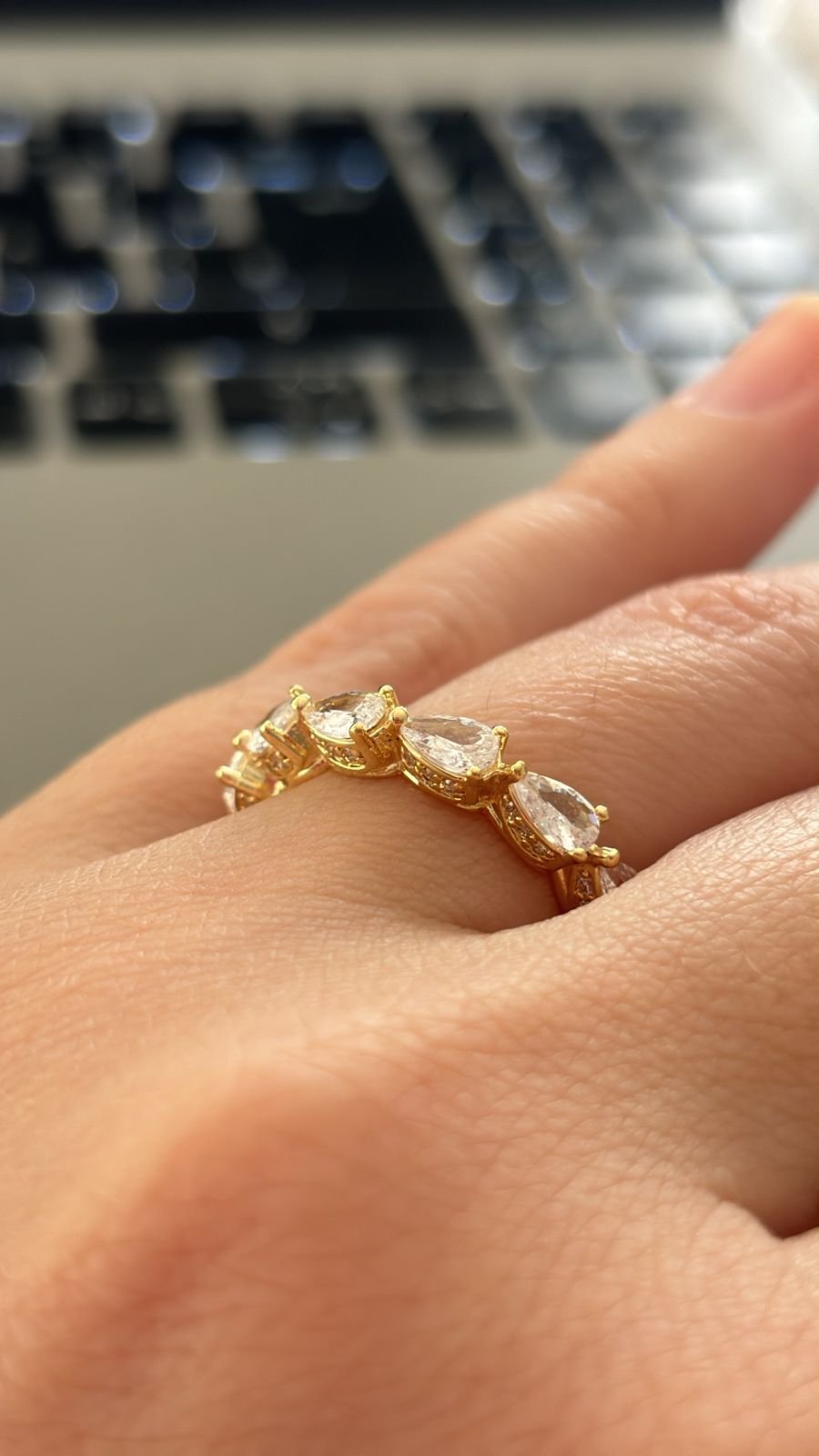 A.O aliança zirc. laterais e cristal gota