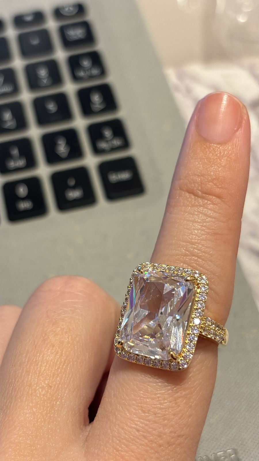 A.O cristal quadrado com zirc.