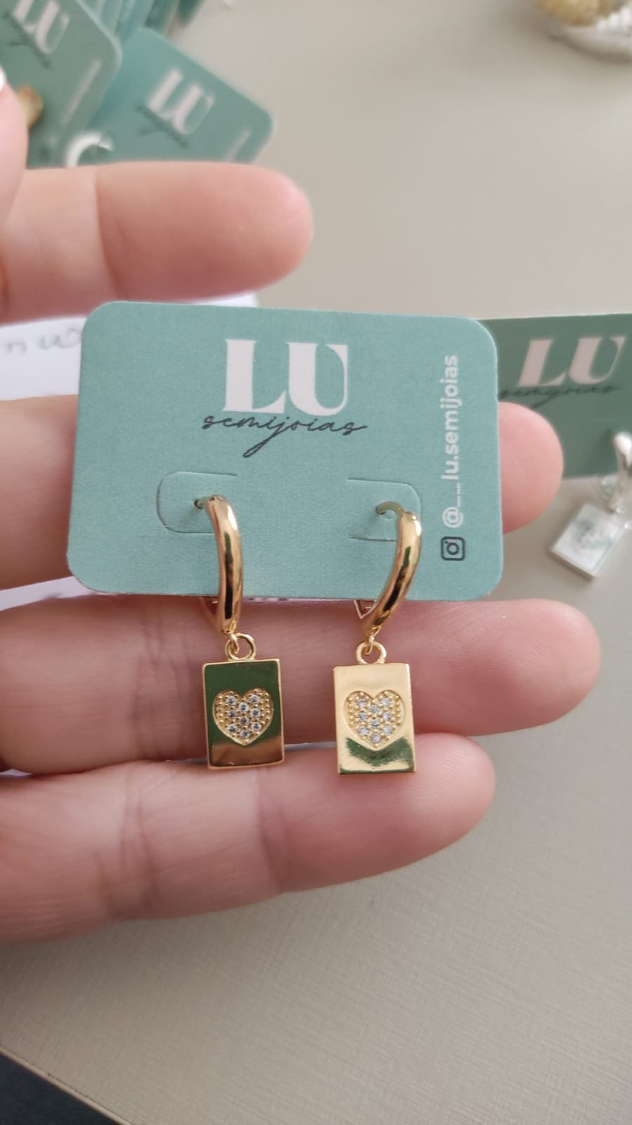 B.O argola com ping. plaquinha coração zirc.