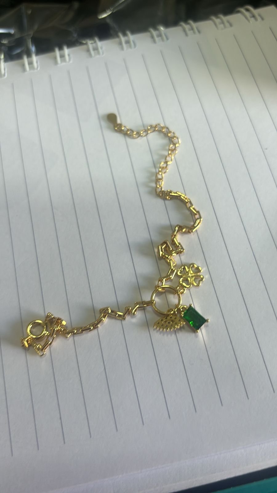 P.O cartier fina pedra esmeralda, olho grego, trevo