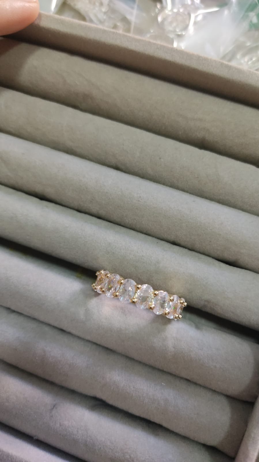 A.O aliança cristal volta toda