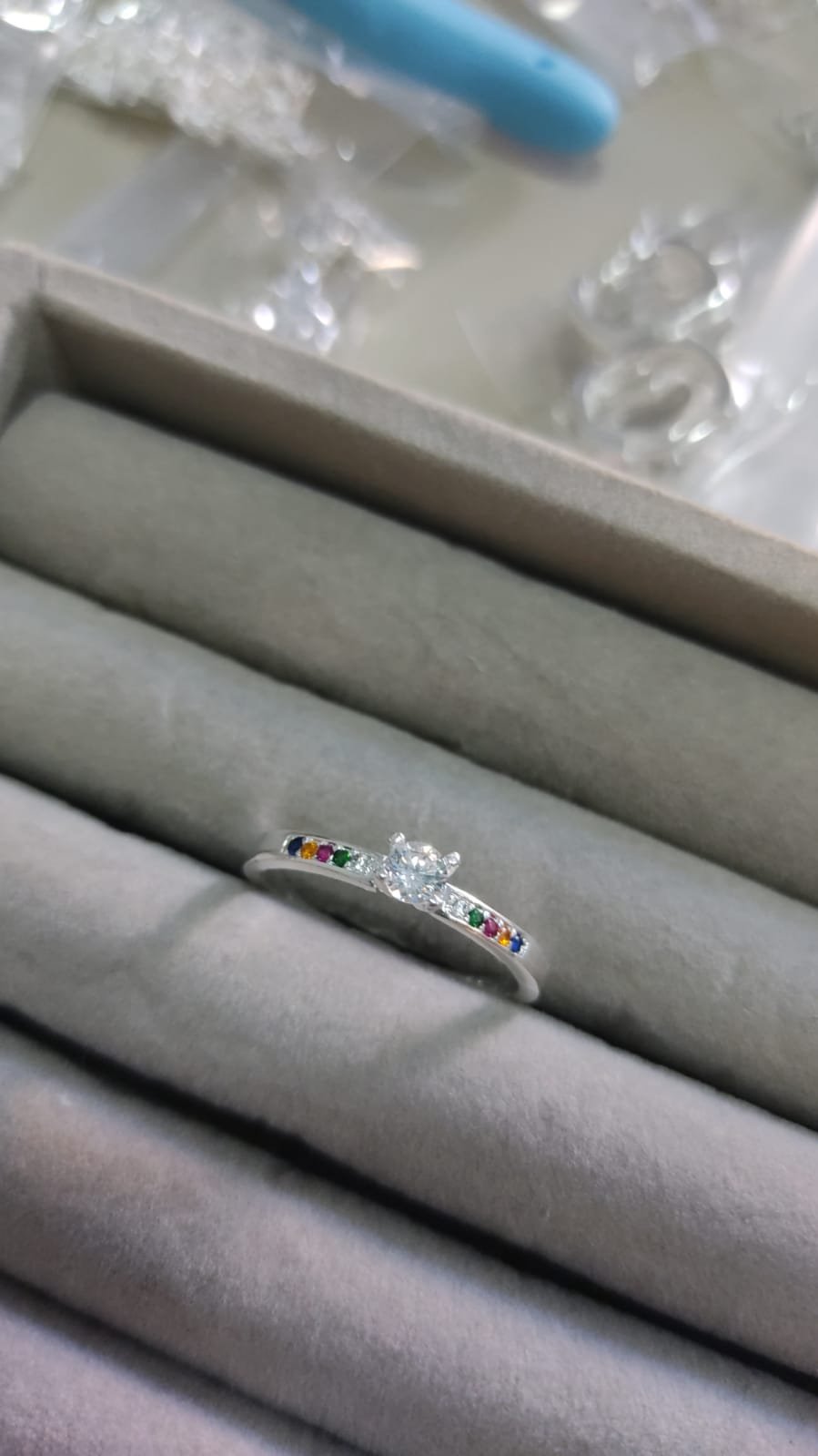 A.P solitário cristal com zirc. color.