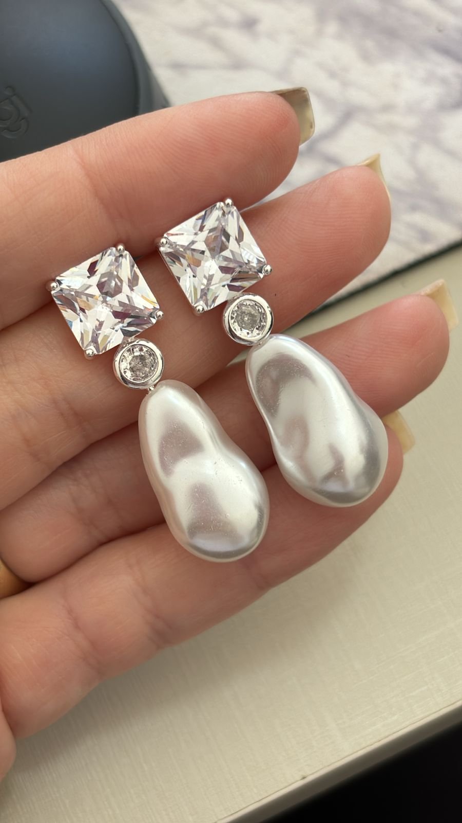 B.P cristal quadrado com ping. perola barroca