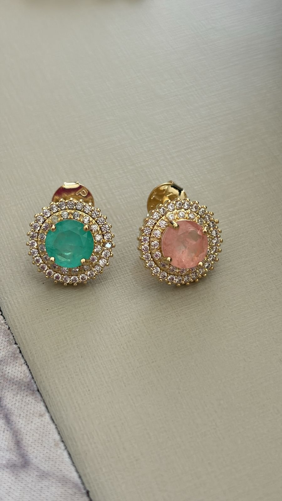 B.O redondo zirc. crav. com pedra em varias cores