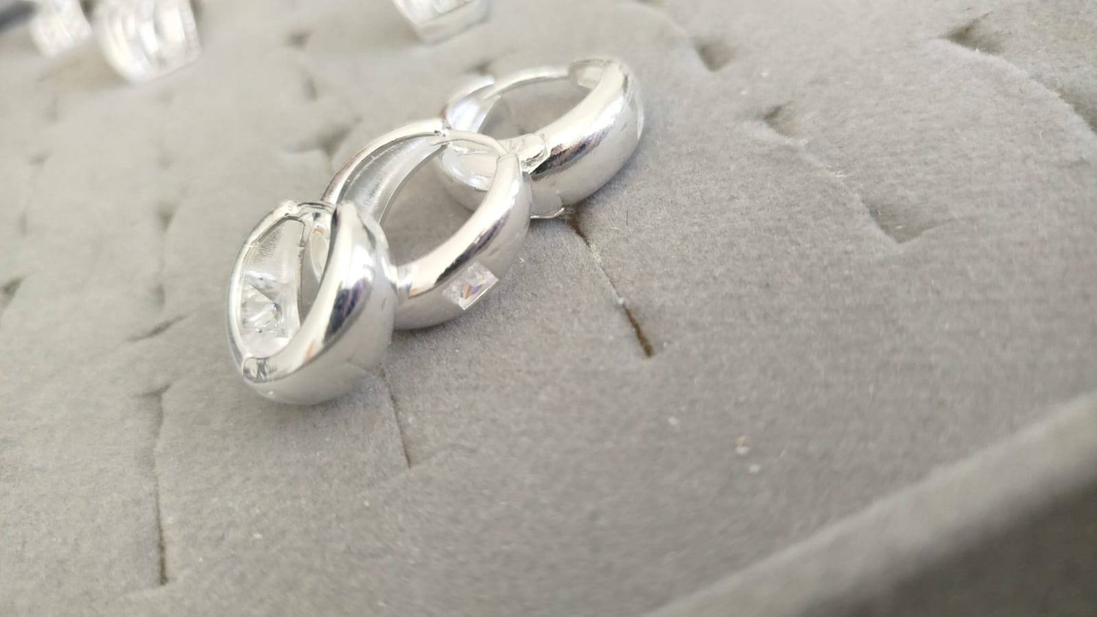 B.P trio argola grossa com cristal quadrado