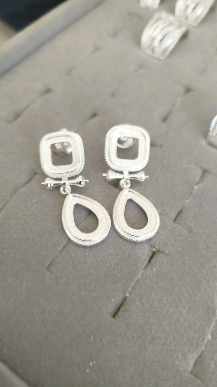 B.P quadrado perola e gota pedra turquesa