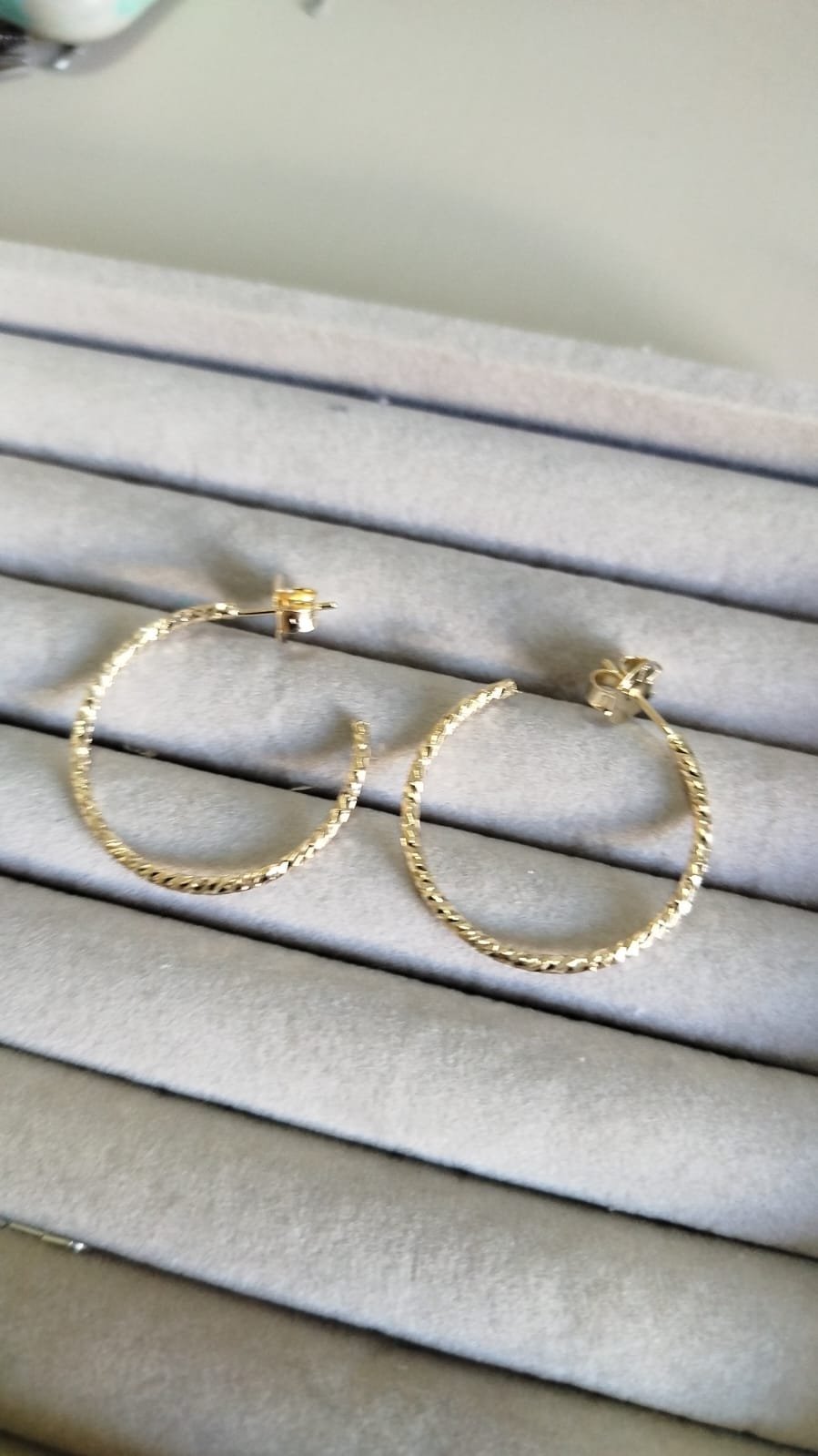 B.O argola fina textura