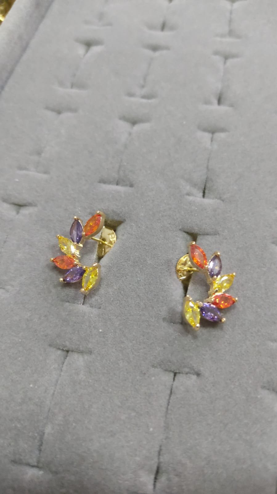 B.O navetes laranja, roxo e amarelo