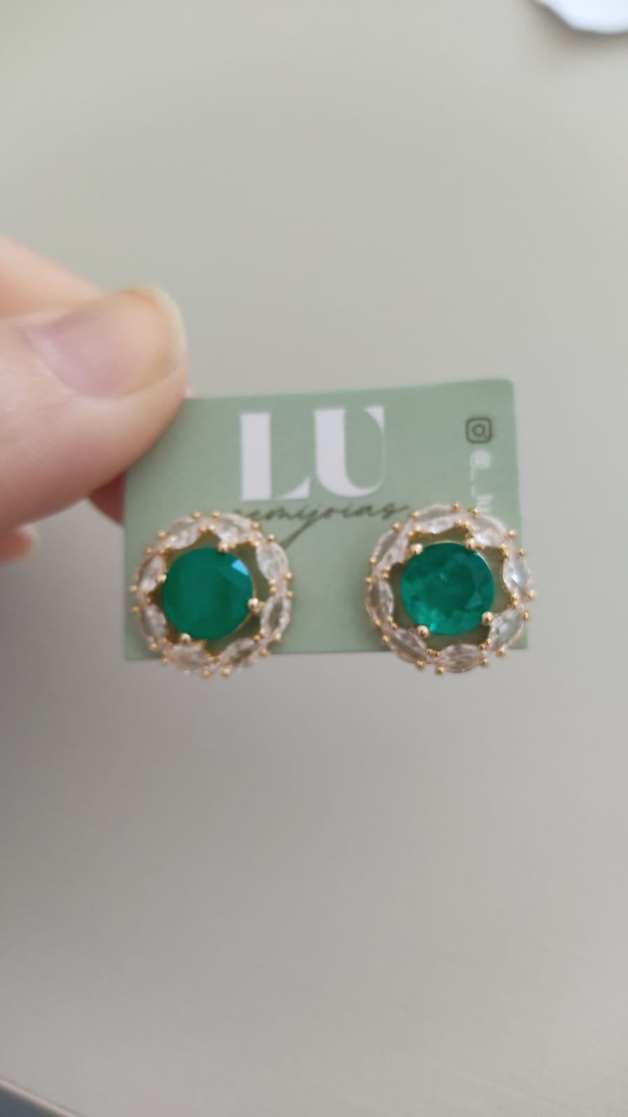 B.O redondo com pedra e cristal em volta