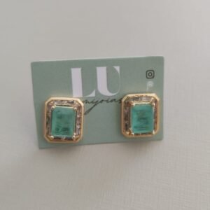 B.O retangular com pedra verde e cristal em volta