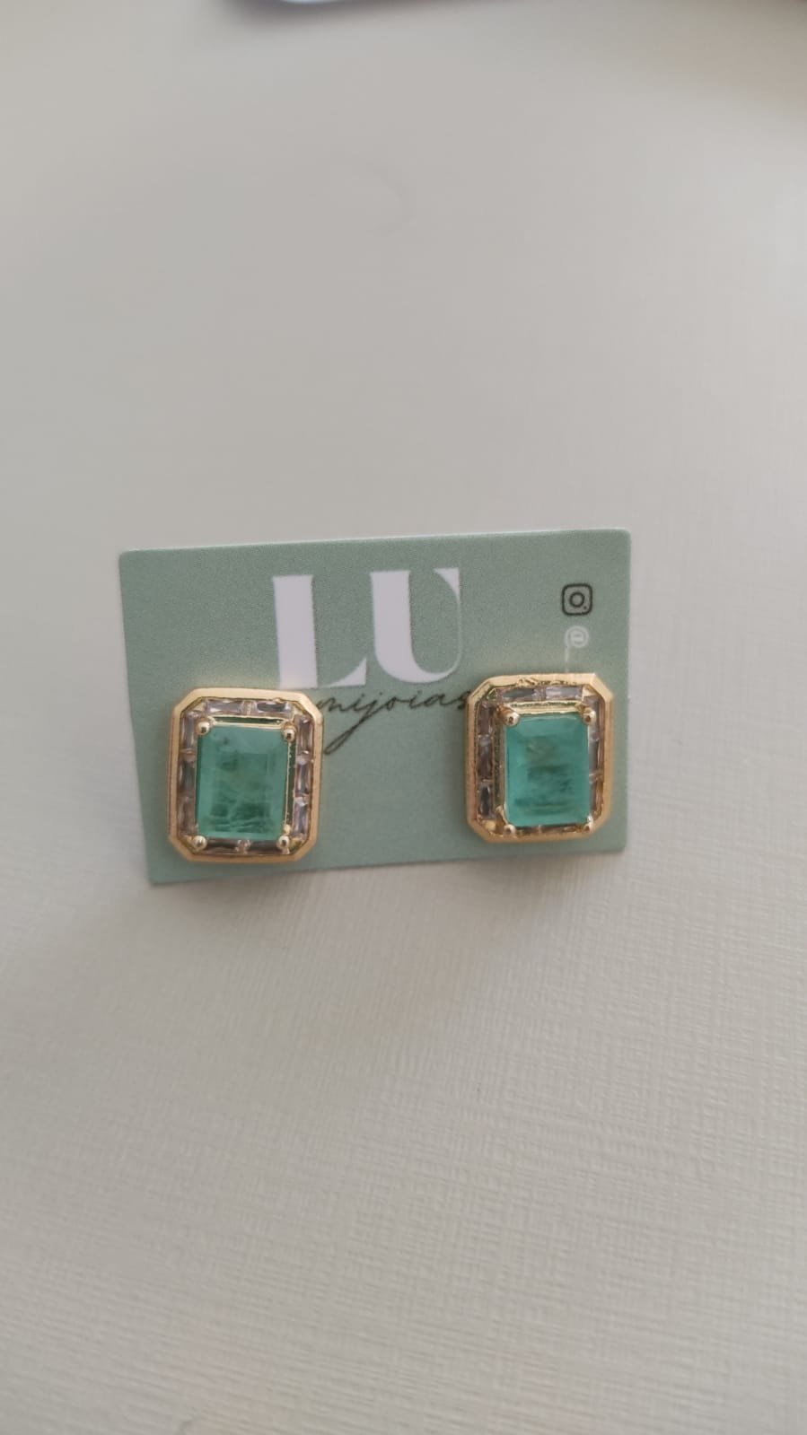 B.O retangular com pedra verde e cristal em volta