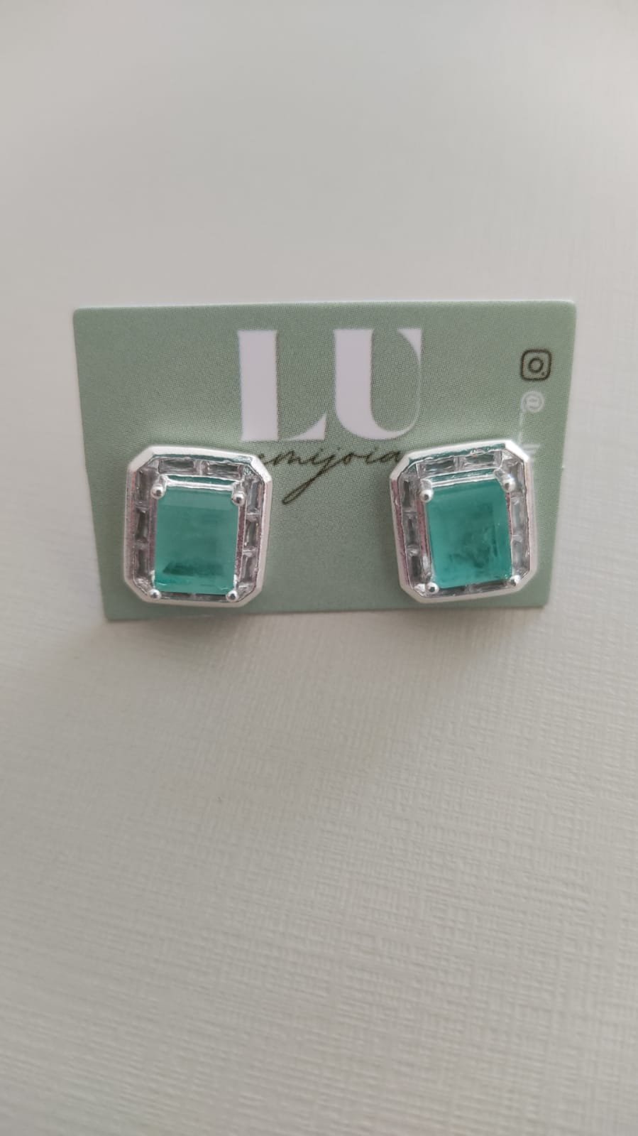 B.p retangular com pedra verde e cristal em volta