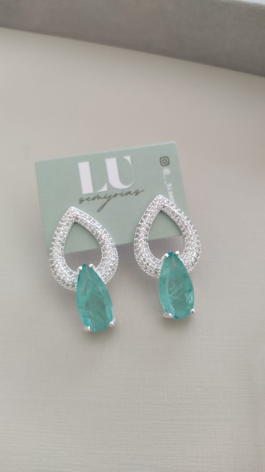 B.P gota com pedra verde gota com zirc. crav