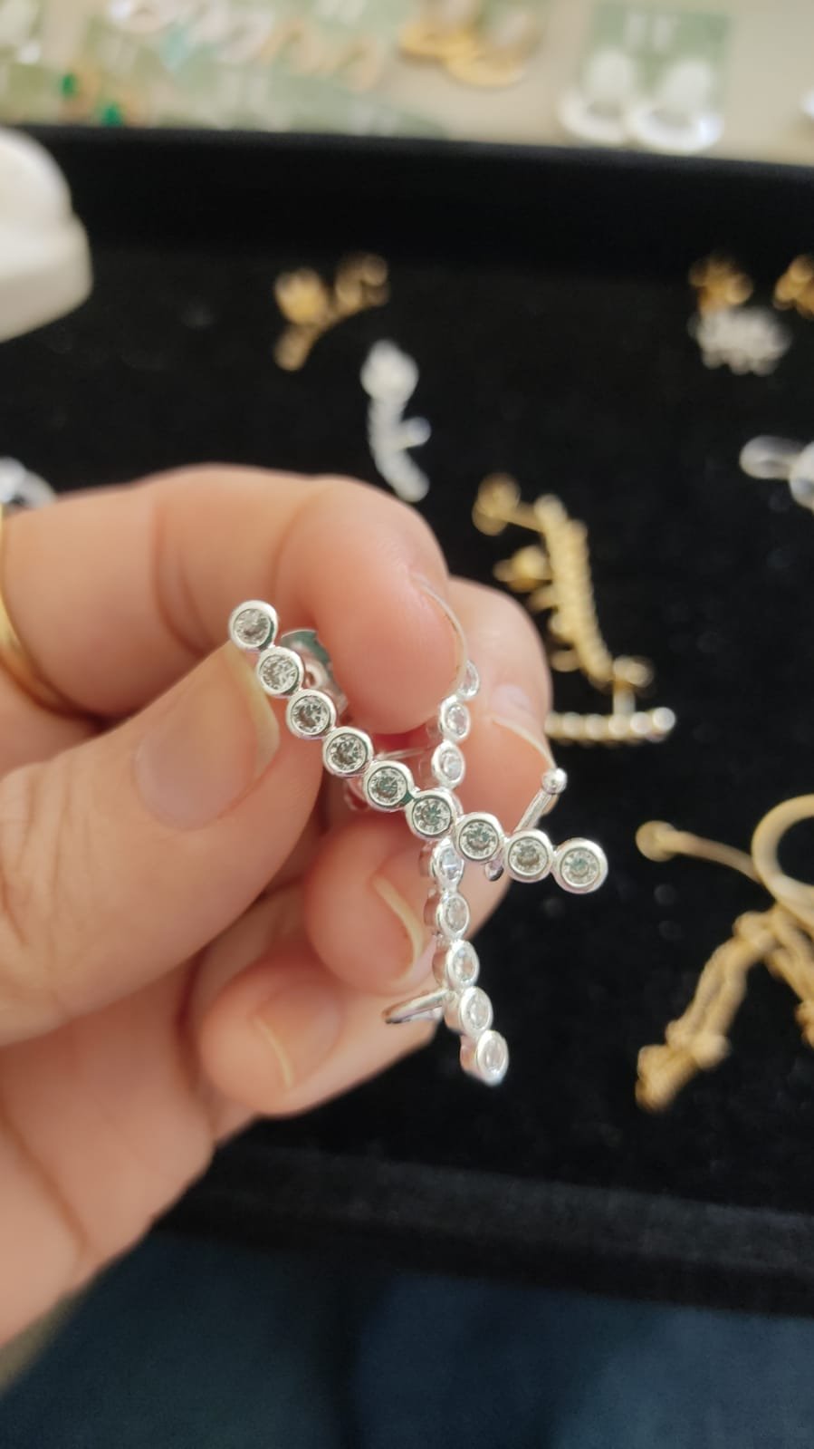 B.P ear cuff bolinhas cristal P