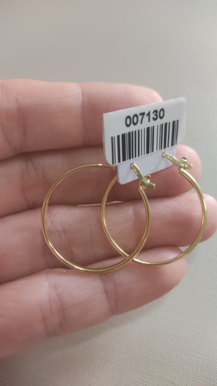 B.O argola fina média lisa click  BRUNA