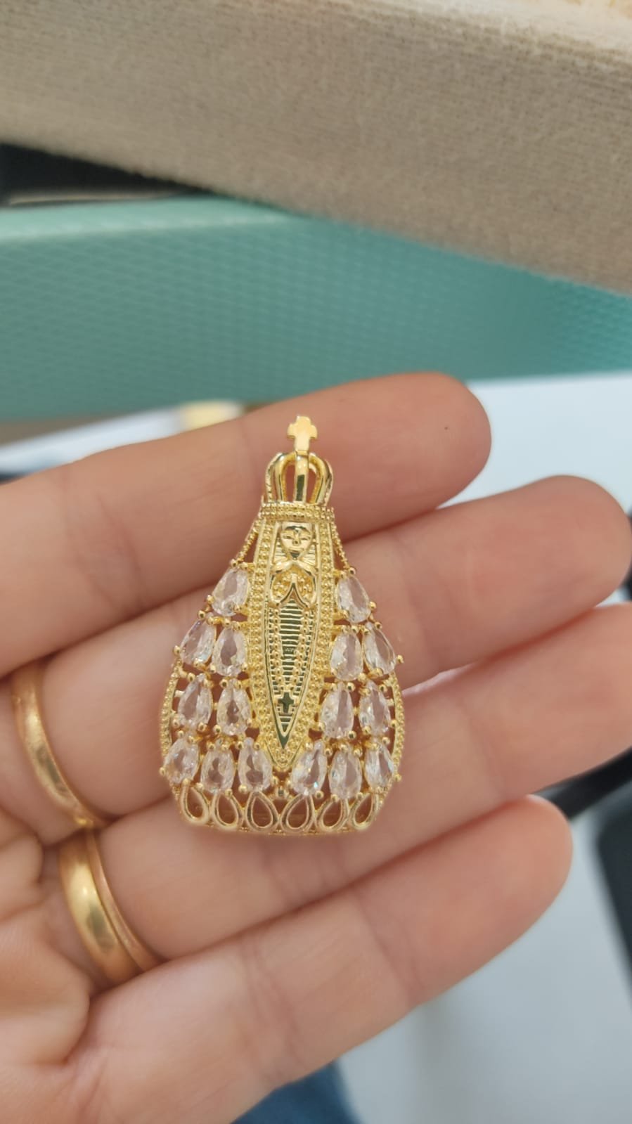 M.O N.Sra. manto em cristais gota