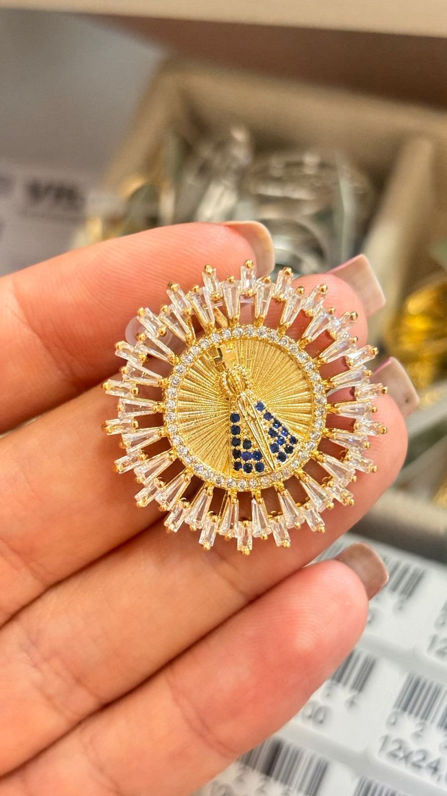 M.O N.Sra. manto azul em mandala vazada com cristais em volta