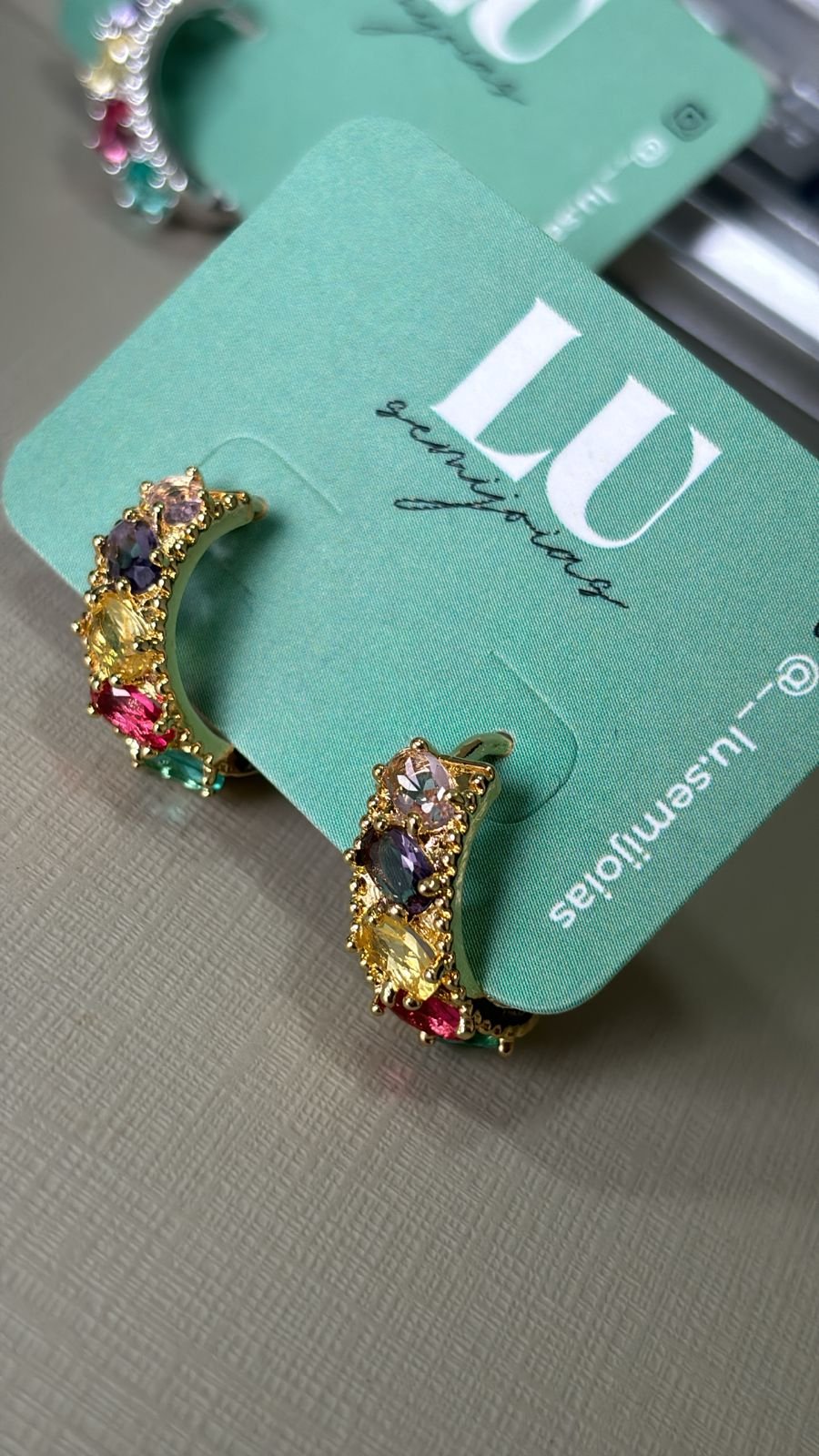 B.O argola click pedras cristais ou coloridas