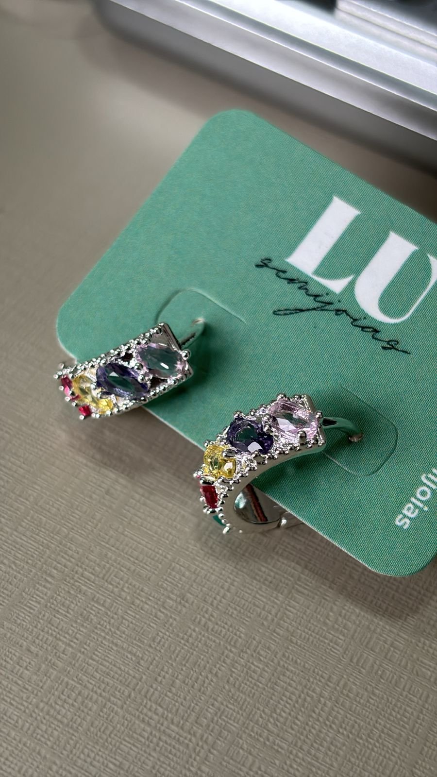 B.P argola click pedras cristais ou coloridas