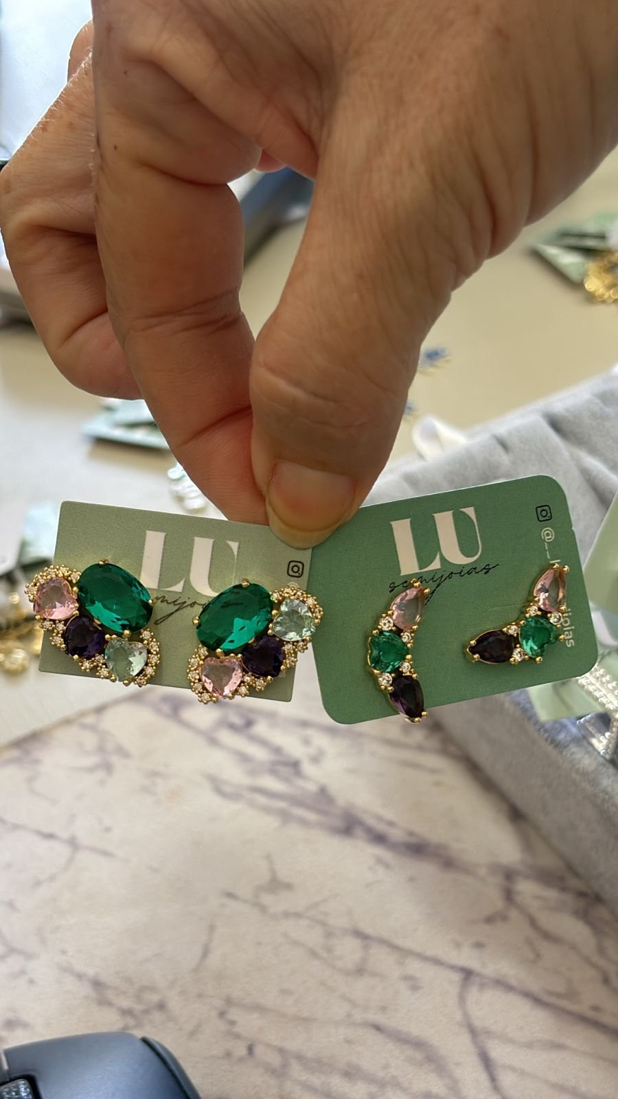 B.O 3 pedras/ gotas roxa e rosa / coração verde