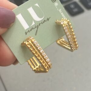 B.O argola quadrada 3 fileiras com zirc. e pipoquinha