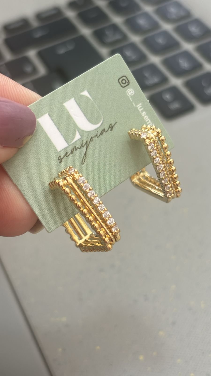 B.O argola quadrada 3 fileiras com zirc. e pipoquinha